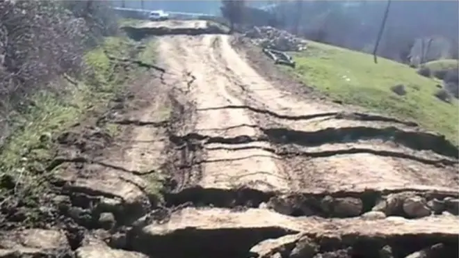 Lənkəranın mərkəzindən ucqar Gəgiran kəndinə gedən yolda torpaq sürüşməsi olub