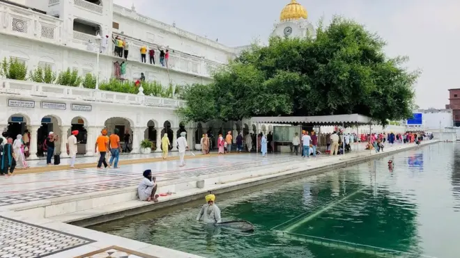 السيخ في كل العالم يؤدون "سيفا"