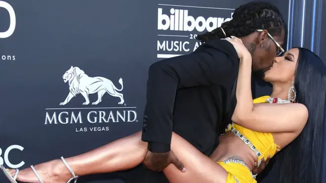 Cardi B and Offset dey kiss