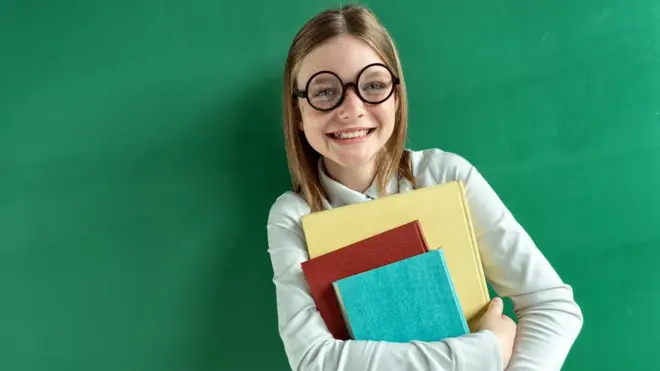 Девочка у школьной доски