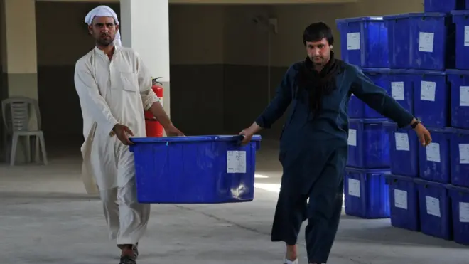 کمېسون وايي، دا مواد نږدې وخت کې ولسوالیو ته لېږل کېږي. انځور پخوانی دی.