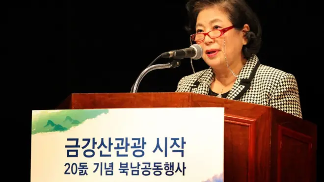 현정은 현대그룹 회장이 지난 18일 오후 금강산문화회관에서 열린 '금강산관광 시작 20돐 기념 남북공동행사'에서 기념사를 낭독하고 있다