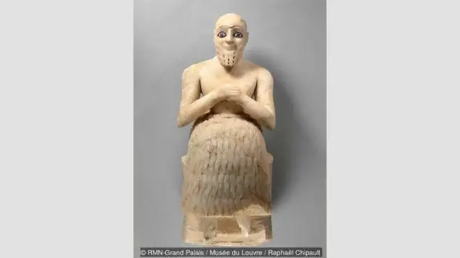 Ebih-II Şumer dövrünə məxsus mavi gözlü kişinin kirəcdən hazırlanmış heykəlini göstərir