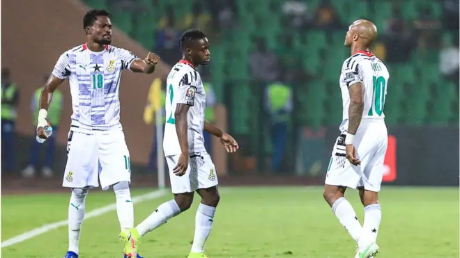 Ghana forward Andre Ayew dey waka comot Ghana vs Comoros game afta e chop red card.