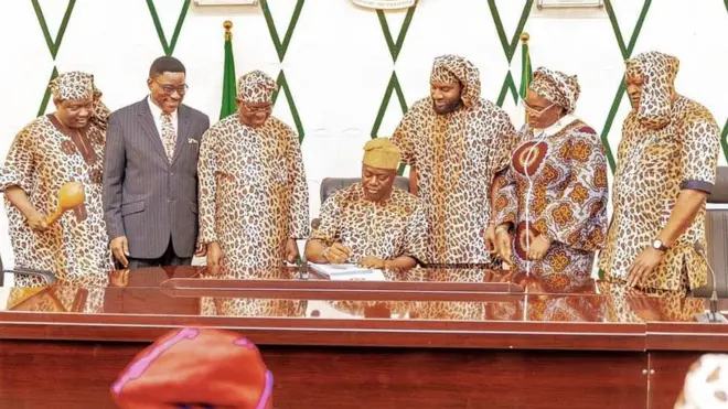 Makinde ati awọn to wọ aṣọ Amotekun