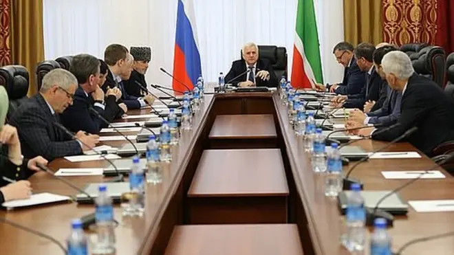 Асхабов работал в партийных структурах в Чечне с 1977 года