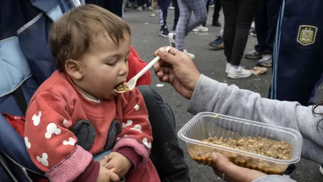 Un bebé alimentado por su madre.