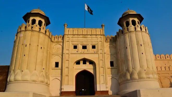 والڈ سٹی اتھارٹی کا کہنا ہے کہ اجازت نامے کے مطابق لاہور شاہی قلعے کے شاہی کچن کے احاطے میں یہ ڈنر کرنے کی اجازت دی گئی اور ساتھ ہی ممنوعہ چیزوں اور سرگرمیوں کی لسٹ بھی دی گئی تھی