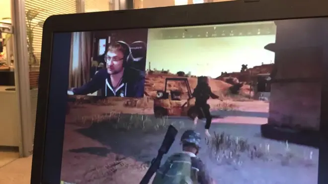 Тот самый ролик: Руслан Горринг играет в онлайн-игру PUBG и общается с кем-то из знакомых