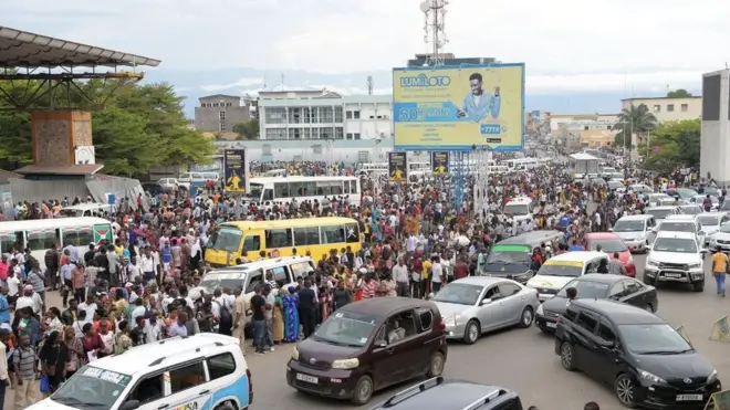 Ku gituro c'imodoka hagati mu gisagara ca Bujumbura uhasanga imirongo miremire y'abatonze