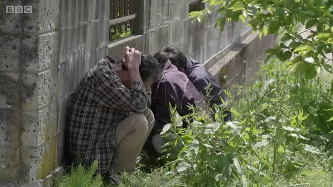 日本酒田市，人们正在演练如何应对北韩发射的导弹。