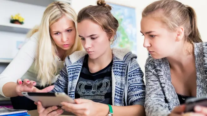 Los buenos y los malos alumnos no están separados en diferentes salas. Quienes tienen dificultades reciben asistencia después del horario de clase.