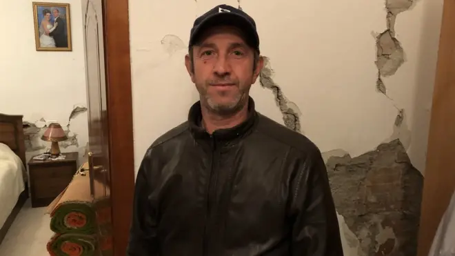 Artur Ljaci iz Drača je samo jedan od nekoliko hiljada ljudi čije su kuće oštećene u zemljotresima