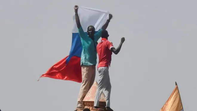 Abigaragambya bazunguza amabendera ya Niger n'Uburusiya, ubwo bari bateraniye mu myigaragambyo yo gushyigikira agatsiko ka gisirikare ko muri Niger, aha ni i Niamey, ku itariki ya 30 Nyakanga (7) mu 2023. 