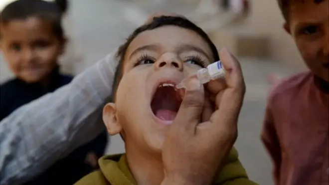Pemerintah Pakistan mengatakan sekitar 500.000 anak di bawah usia lima tahun belum mendapatkan vaksin polio, namun diyakini jumlah anak yang belum divaksin lebih tinggi.