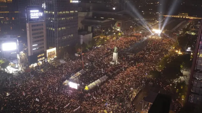 В Сеуле уже вечер субботы, но десятки тысяч демонстрантов и не думают расходиться