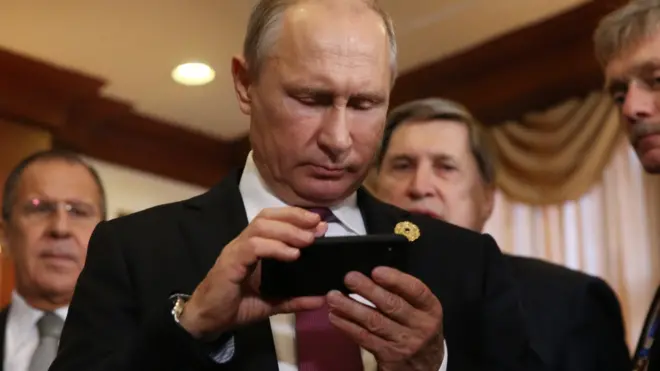 Владимир Путин iPhone ни текшириб кўрмоқда