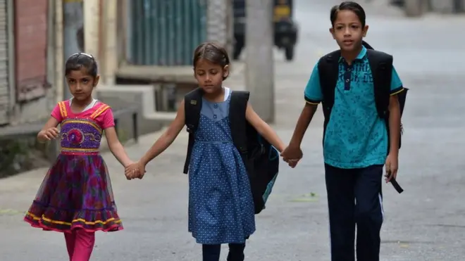 انڈیا کے زیرِ انتظام کشمیر میں تقریباً گذشتہ چار ماہ سے سکول اور دیگر تعلیمی ادارے بند رہے ہیں اور تعلیمی سال کا نصف حصہ کرفیو اور ہڑتالوں کی نذر ہوگیا ہے