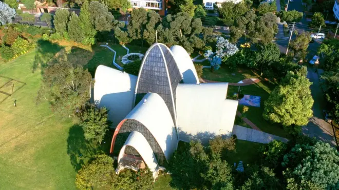 El más emblemático edificio religioso moderno de arcos parabólicos de Bogotá es la capilla de los Santos Apóstoles, del colegio Gimnasio Moderno, obra del arquitecto Juvenal Moya.