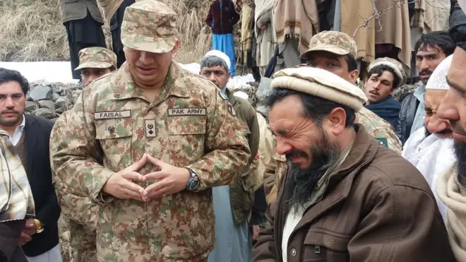 کرنل فیصل متاثرہ خاندان سے ملتے ہوئے