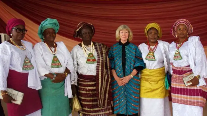 Ọ̀jọ̀gbọ́n Barber Karin ti ilé ìwé Birmingham ló rọ ẹ̀yà Yoruba bẹ́ẹ̀ láti fóju àsà yanjú ìsoro tó ń ṣẹ̀lẹ̀ láwùjọ.