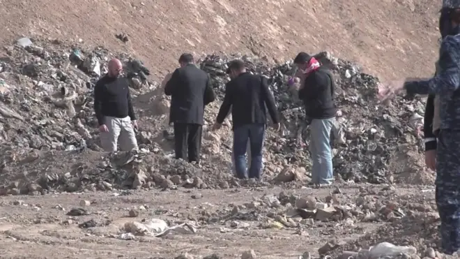 يفحص خبراء في الأدلة الجنائية موقع مقبرة حمام العليل