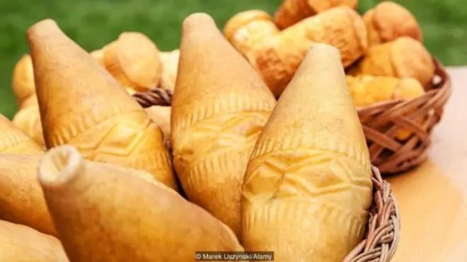 Oscypek là một pho mai có trang trí, được làm ở vùng núi Podhale ở Ba Lan.