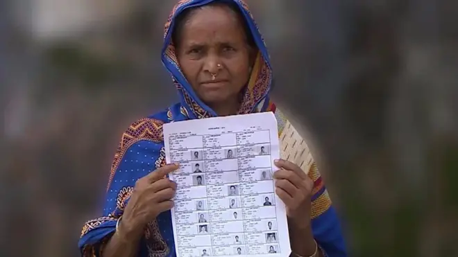 Mulher bengali mostra documentos