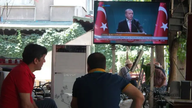 Cumhurbaşkanı Erdoğan televizyonda MGK ve Bakanlar Kurulu kararıyla tüm Türkiye'de 3 ay OHAL ilan edildiğini açıkladı.