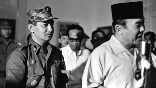 Pada tanggal 11 Maret 1966, Presiden Sukarno, diikuti Mayjen Soeharto mengumumkan Surat Perintah Sebelas Maret di Istana Bogor, yang mengalihkan kekuasaan kepada perwira yang kemudian berkuasa selama 32 tahun.