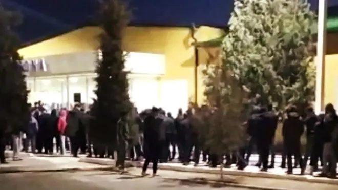 Хабарда ошхонага навбатлар Собиқ Иттифоқ даврида Ленин мақбарасига киришда кузатилган узундан узоқ навбатларга қиёсланади.