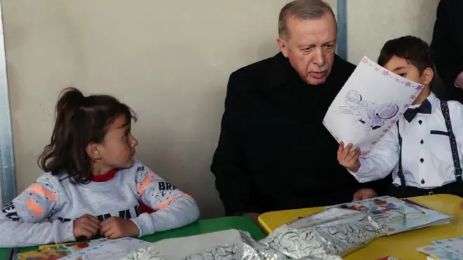 أردوغان مع ناجين من الزلزال في منطقة غازي عنتاب