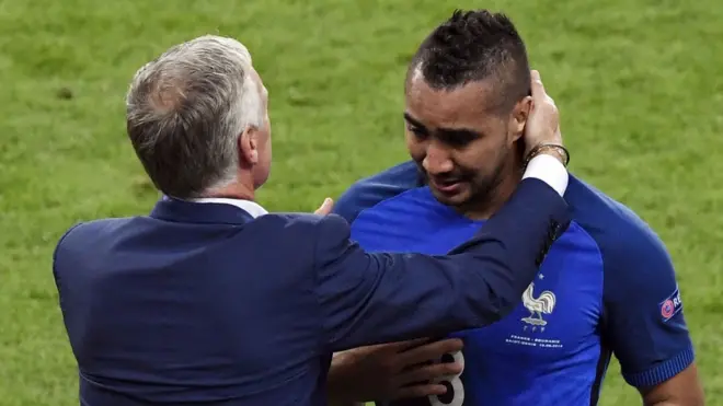 Payet llora de emoción y es consolado por el entrenador Deschamps.