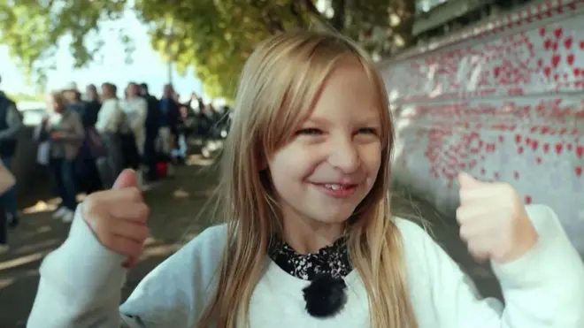 엘리자베스 2세 여왕을 추모하기 위해 줄을 선 어린 조문객