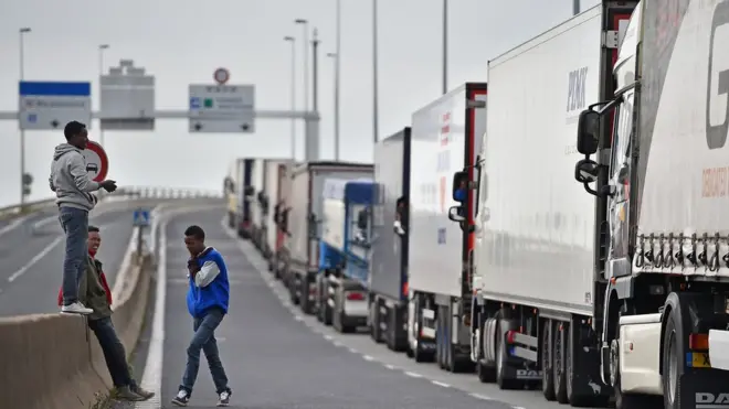 В попытках попасть в Британию мигранты начали незаметно проникать внутрь идущих туда грузовиков