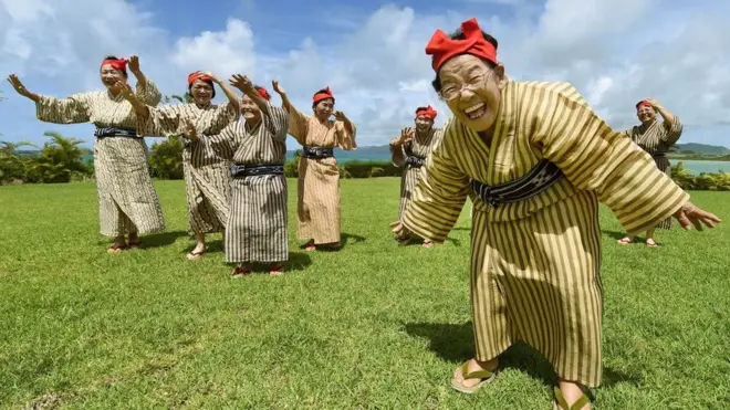 Des femmes agees dansent sur l'île de Kohama, à Okinawa, au Japon, le 22 juin 2015.