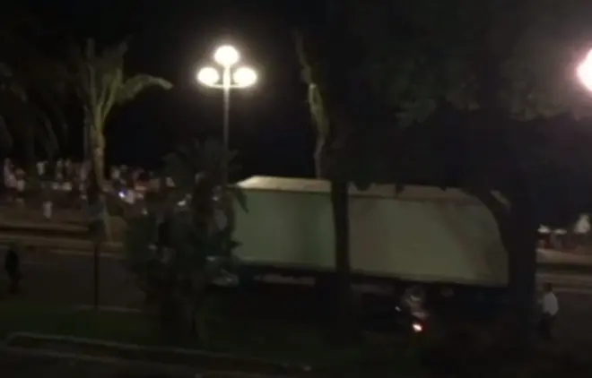 Грузовик на набережной в Ницце