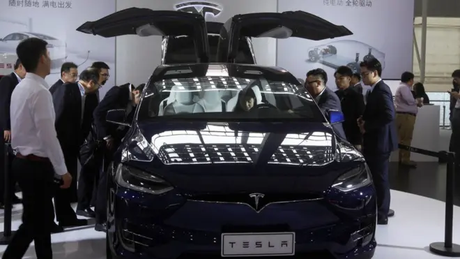 11月18日，中国广州车展，消费者围观特斯拉Model X。