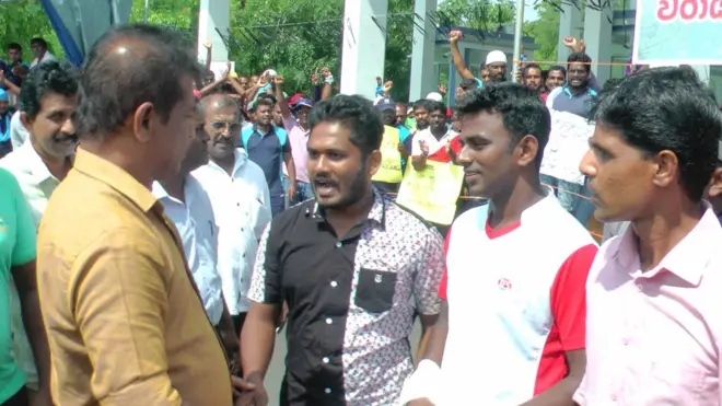 හම්බන්තොට වරායේ සේවකයෝ