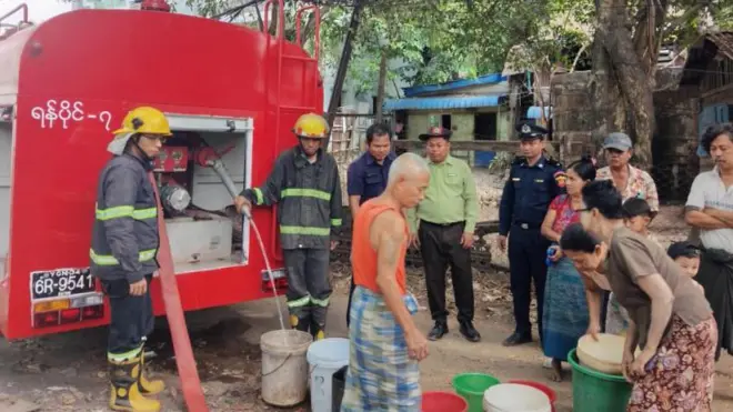 ရေပြတ်တောက်နေတဲ့ ရပ်ကွက်တွေကို ရေလိုက်ဝေနေပေးနေကြရပါတယ်