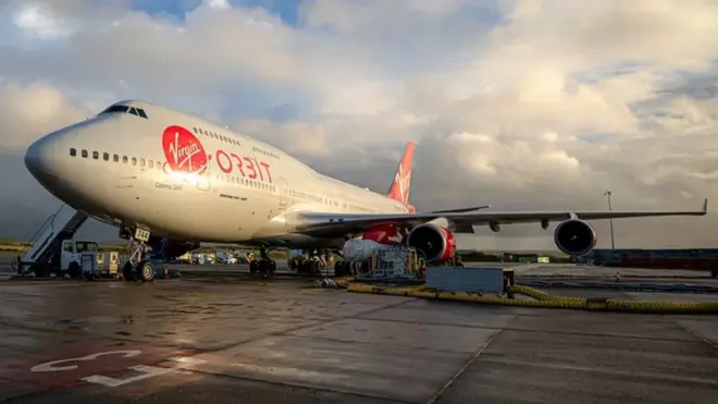 الطائرة كوزميك غيرل التي ستحمل الصاروخ