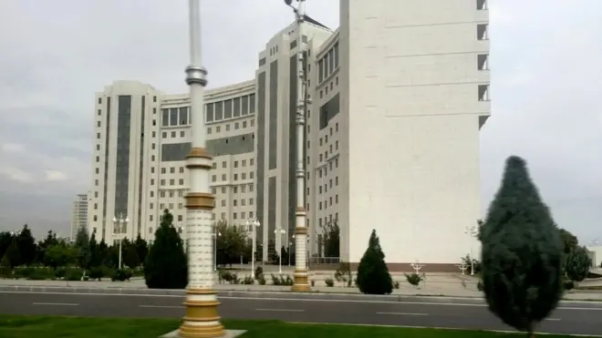 روند توسعه و زیباسازی عشق آباد و دیگر شهرهای ترکمنستان پس از به قدرت رسیدن رئیس جمهوری فعلی این کشور در سال ۲۰۰۷ بیشتر از گذشته دوام یافت