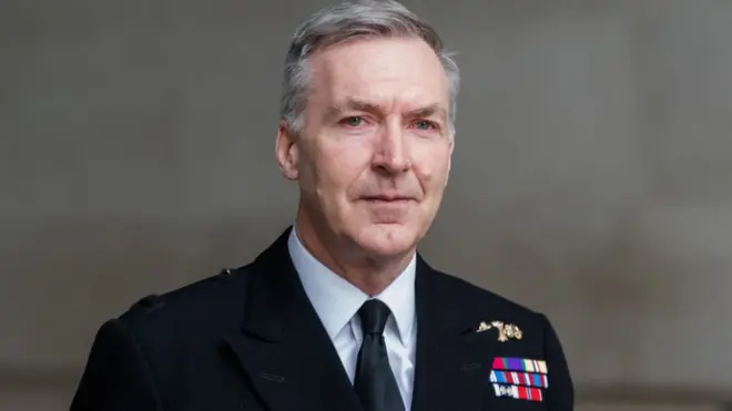 Адмирал сэр Тони Радакин отметил, что понимает чувства тех, кто хочет ехать воевать в Украину, но что это может сыграть на руку Путину