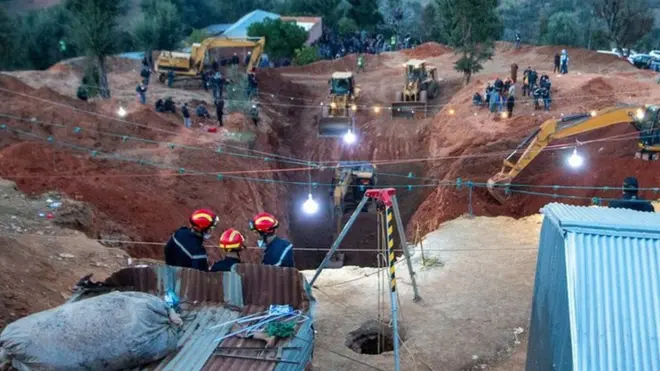 Рядом с колодцем (на переднем плане) выкопан широкий тоннель