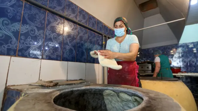 Bakıda pandemiya vaxtı çörək bişirən qadın. May, 2020-ci il
