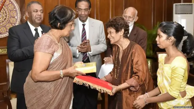 කාර්ය සාධක බලකායේ වාර්තාව ජනාධිපති ලේකම් කාර්යාලයේදී හිටපු ජනාධිපති චන්ද්‍රිකා බණ්ඩාරනායක කුමාරතුංග වෙත භාර දුන් අවස්ථාව