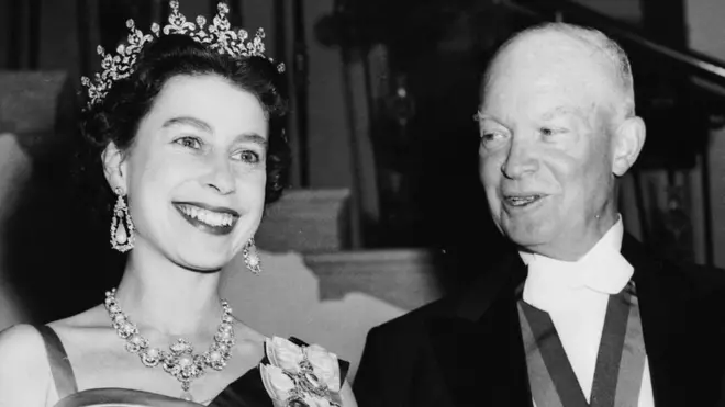 ملکه الیزابت پر ۱۹۵۷ کال سپینه ماڼۍ کې د مېلمستیا پر مهال له ولسمشر ایزنهاور سره. ایزنهاور د وړتیا هغه نښه هم په غاړه کړې ده چې جورج شپږم له دویمې نړیوالې جګړې وروسته ور کړې وه.