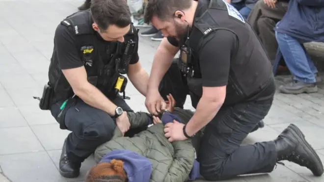 Umukenyezi afashwe n'igipolisi afise intambi