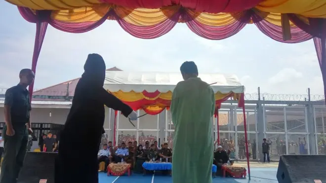 Hukum cambuk di Lapas Meulaboh disaksikan para pejabat pemerintah setempat, wartawan, dan penghuni Lapas.