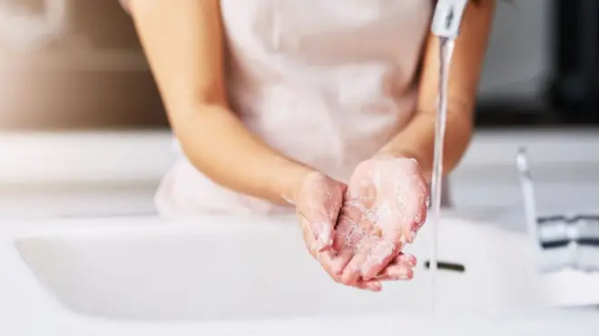 انتشرت في بداية انتشار الفيروس رسوم تنصح بالطريقة الصحيحة لغسل الأيدي واستخدام المطهرات